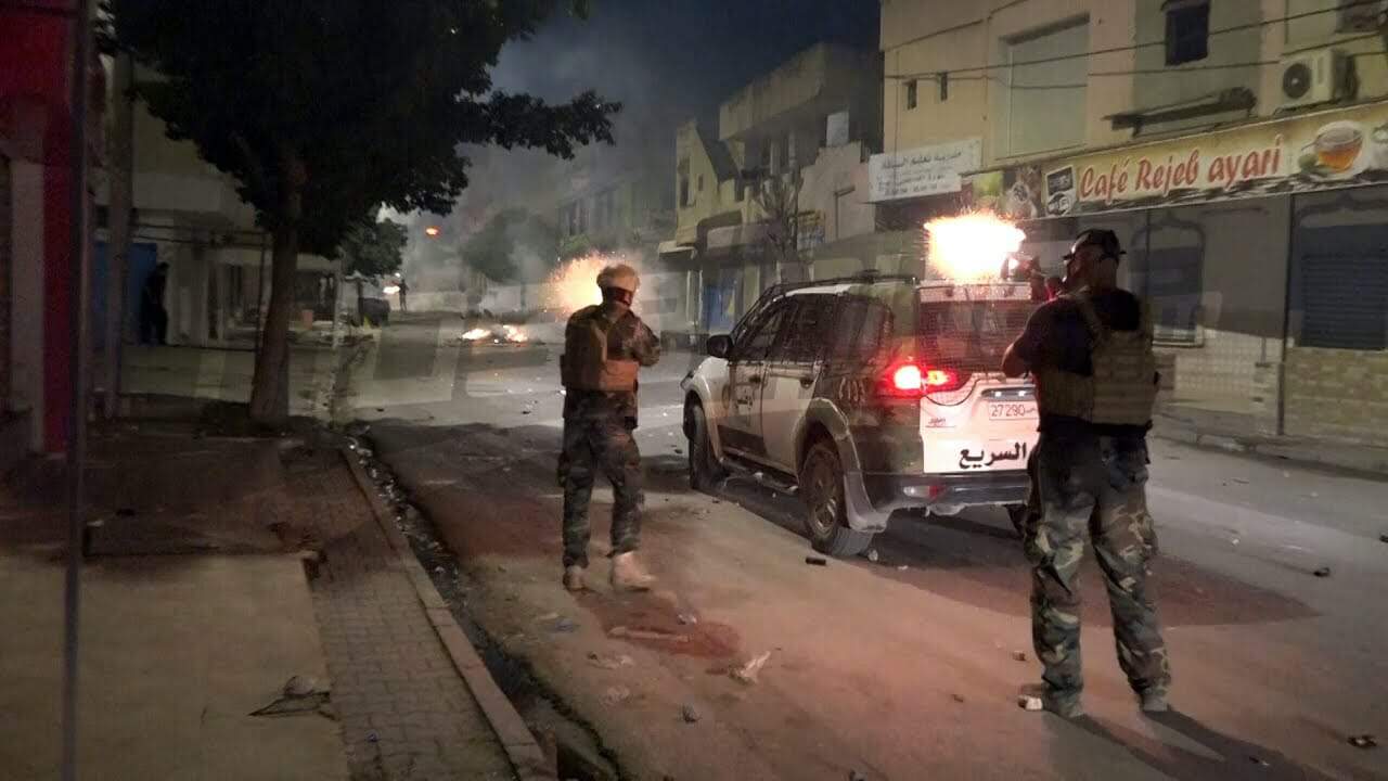 مواجهات عنيفة بين الأمن التونسي ومحتجين وصورة لضابط تشعل موجة غضب (شاهد) احتجاجات حي التضامن watanserb.com