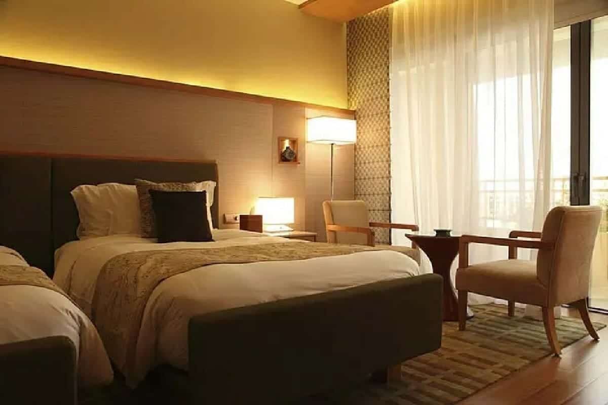 المصابيح وأجهزة التحكم عن بعد والمفاتيح تحتوي على البكتيريا، حيث يتم لمسها من قبل العملاء