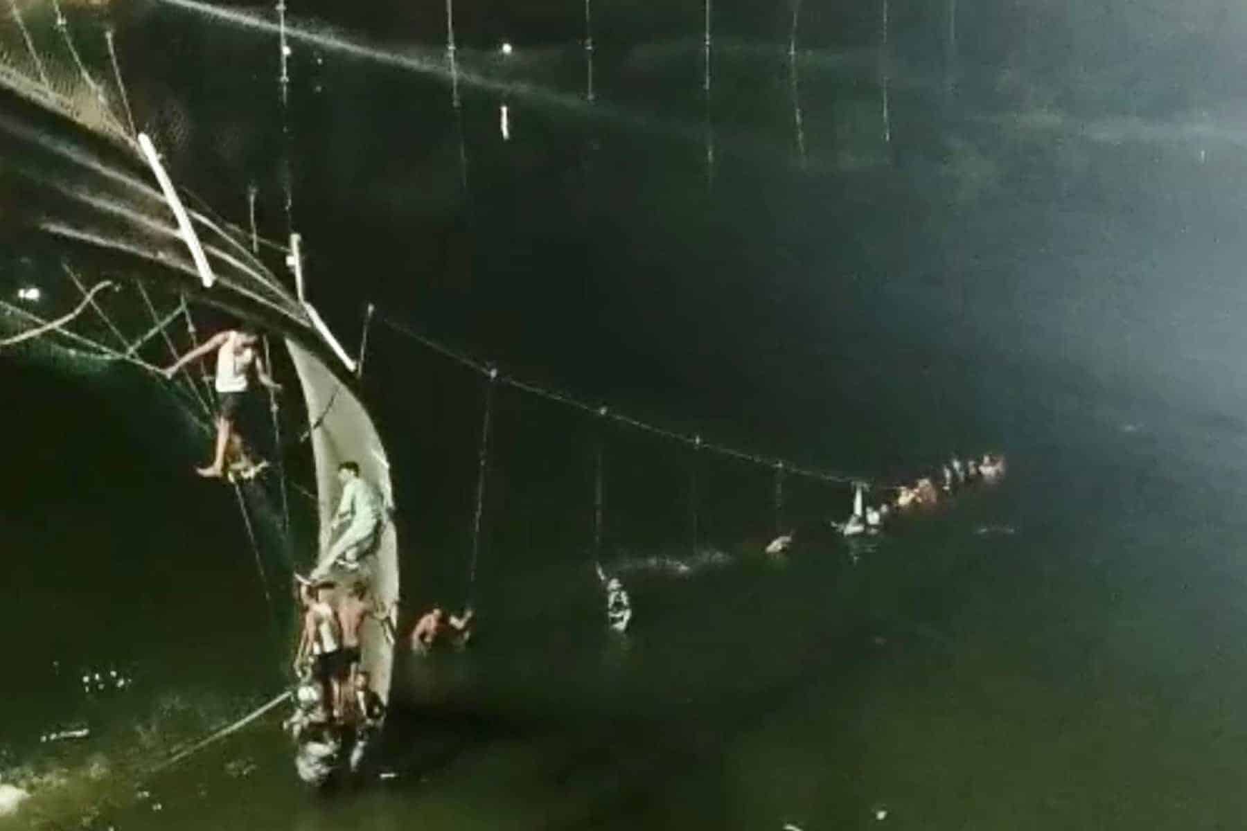 لحظة انهيار جسر بالهند وعشرات القتلى.. ماتوا من الرعب قبل الغرق انهيار جسر بالهند watanserb.com