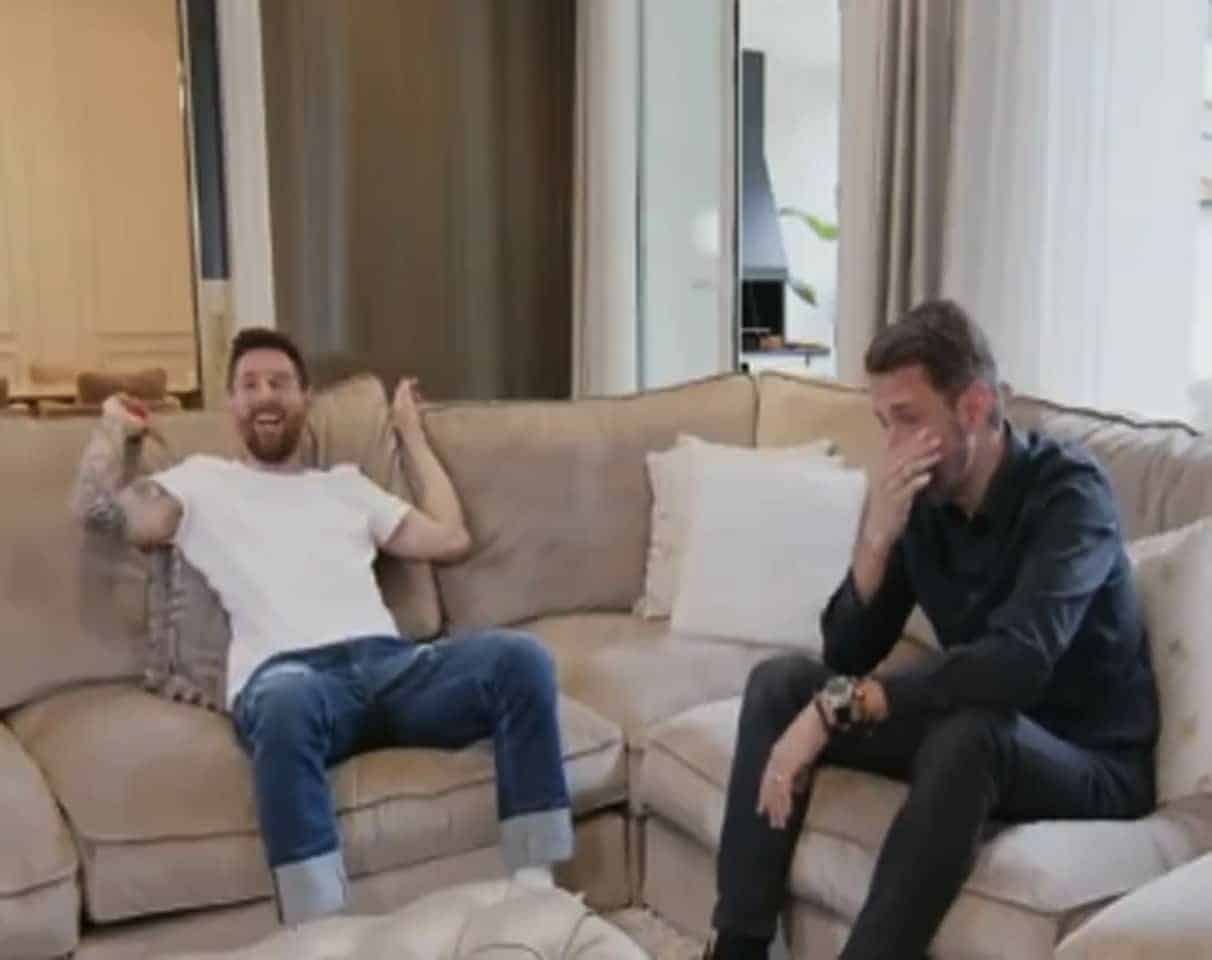 دهشة ميسي من بكاء صحفي أرجنتيني خلال إجراء مقابلة معه (فيديو) بكاء صحفي بعد روية ليونيل ميسي watanserb.com