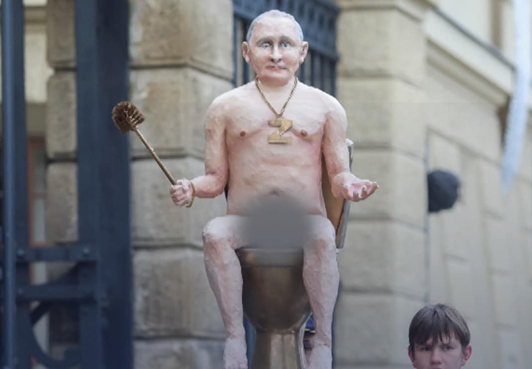 بوتين عارٍياً وعلى مرحاض من الذهب أمام قمة الاتحاد الأوروبي في “براغ” (شاهد) بوتين عارياً watanserb.com