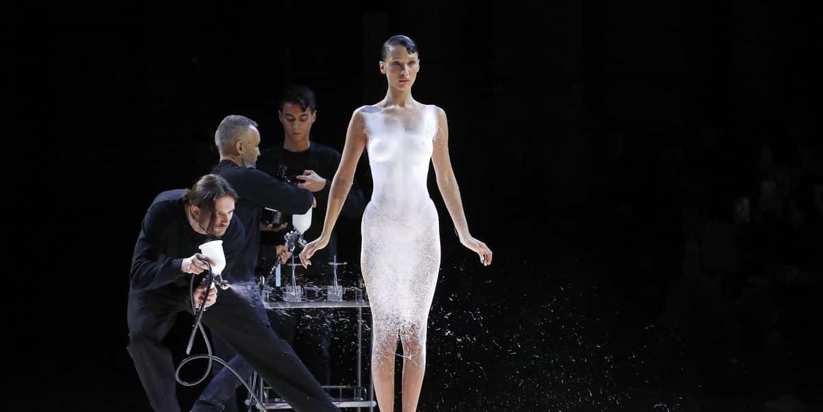 بيلا حديد شبه عارية بفستان "الرذاذ" العجيب (شاهد) watanserb.com