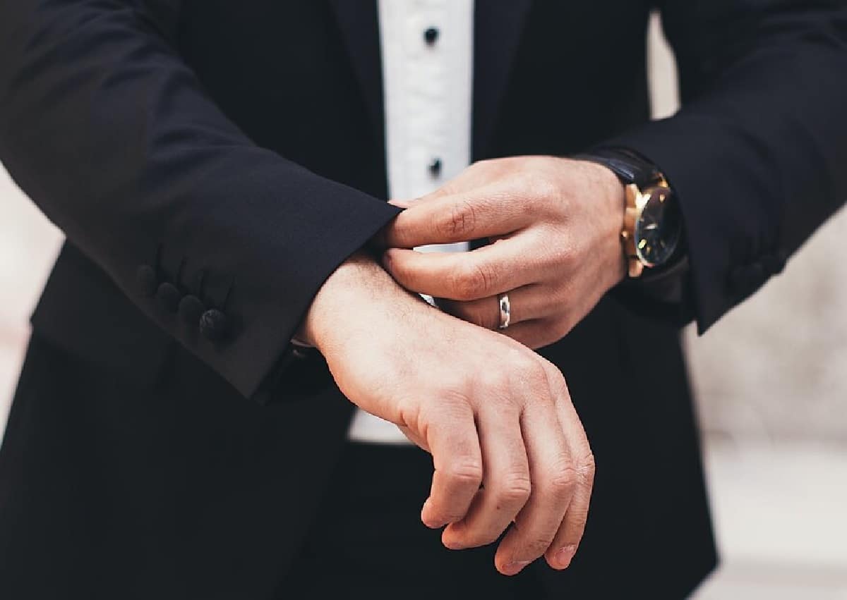 يجب على الرجال أيضًا الانتباه إلى أناقتهم في مثل هذا اليوم الخاص