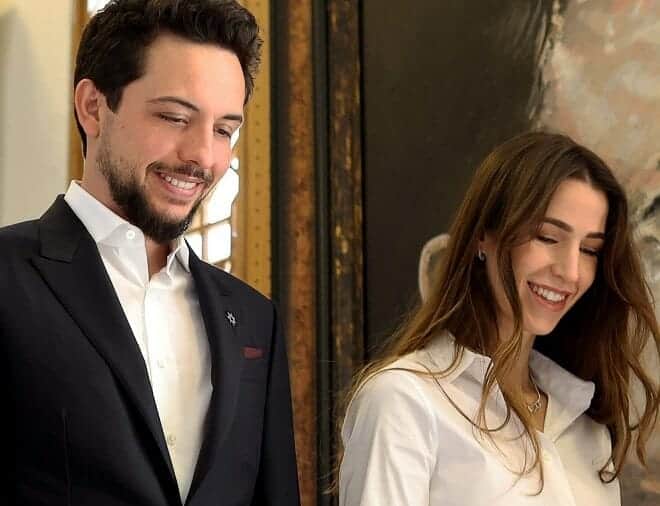 رجوة آل سيف.. ماذا كُتب على القلادة التي ارتدتها في أول جولة رسمية مع خطيبها! (شاهد) watanserb.com