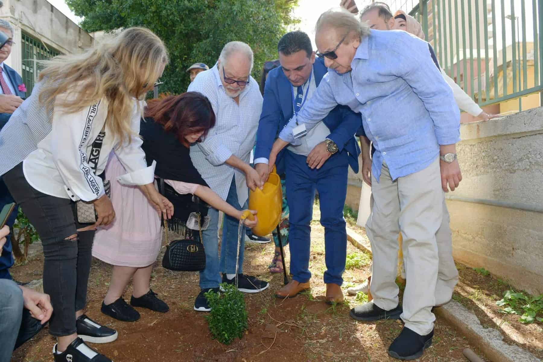 “شجرة هشام سليم” في روما تثير الجدل وإلهام شاهين بجانبها (شاهد) شجرة هشام سليم watanserb.com