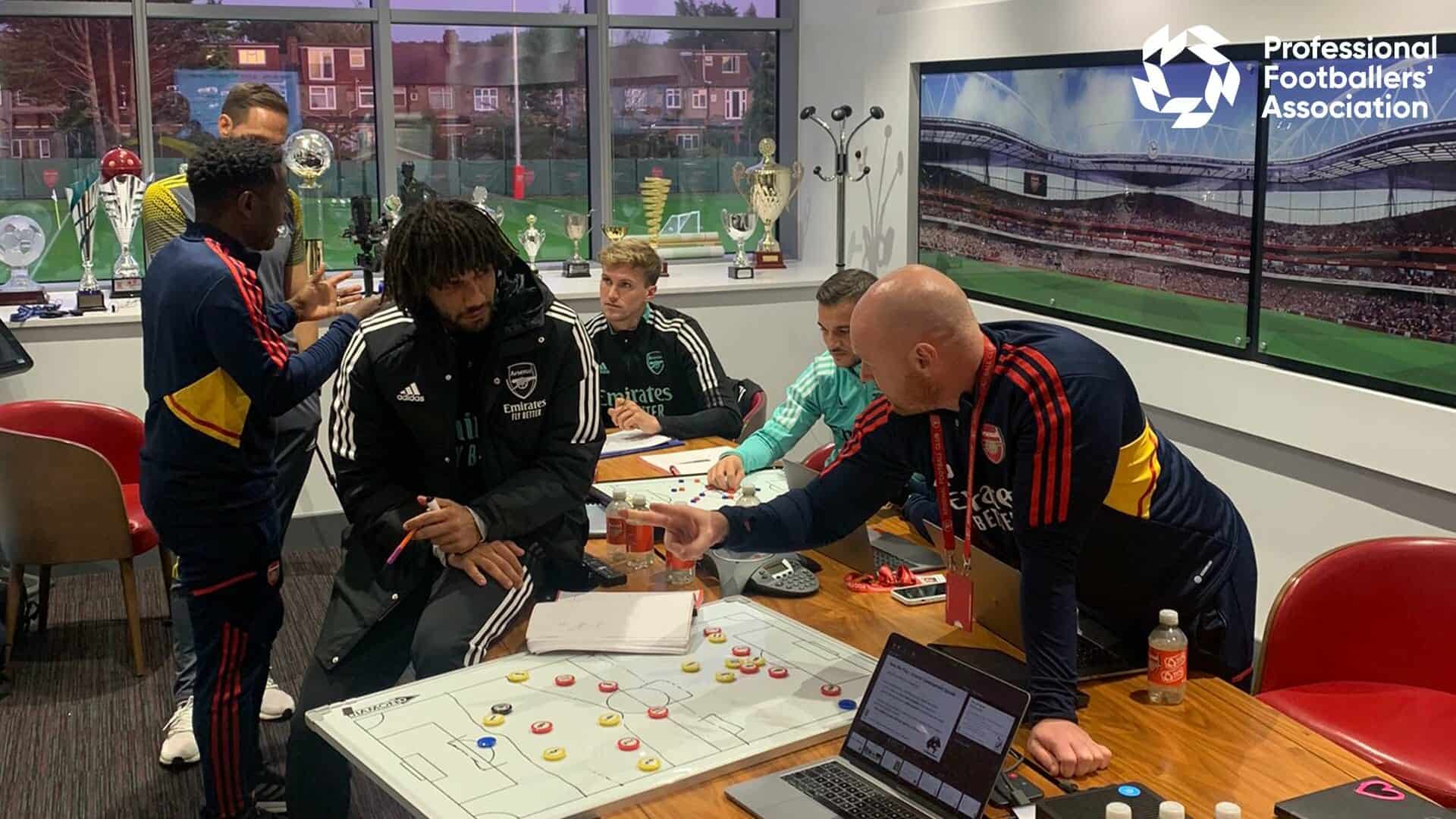 محمد النني إلى عالم تدريب كرة القدم (شاهد) محمد النني يتلقي دورة في تدريب كرة القدم watanserb.com