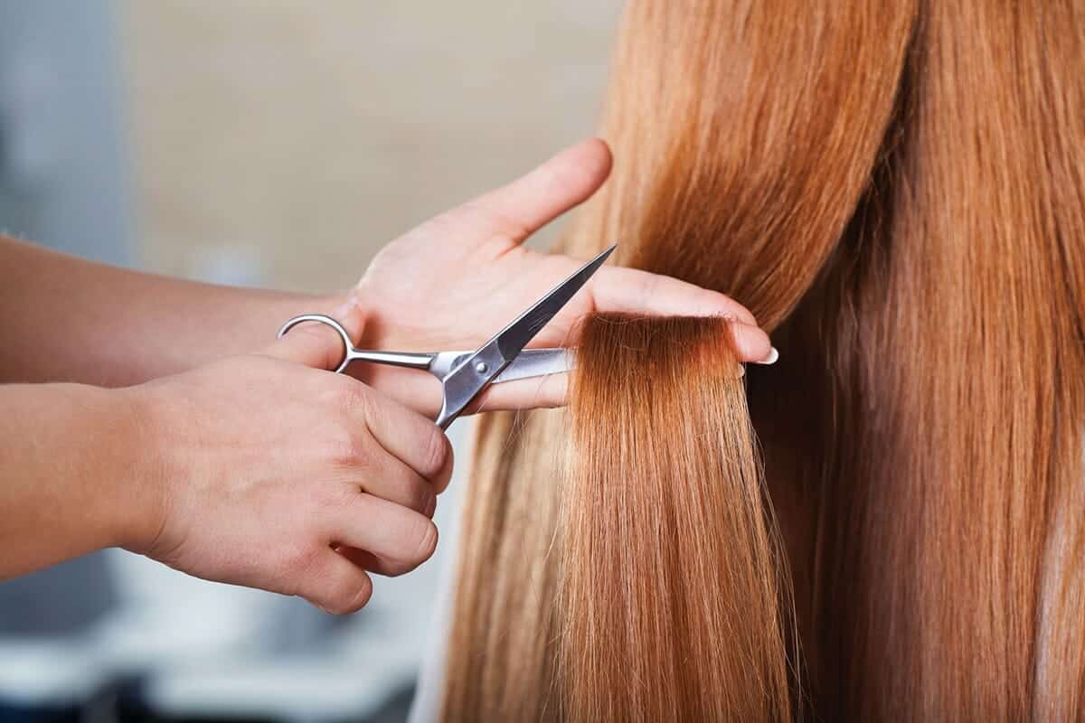 معلمة وافدة تقص شعر طالبة كويتية بالمرحلة الثانوية.. وهذه عقوبتها المتوقعة معلمة تقص شعر طالبة في الكويت watanserb.com