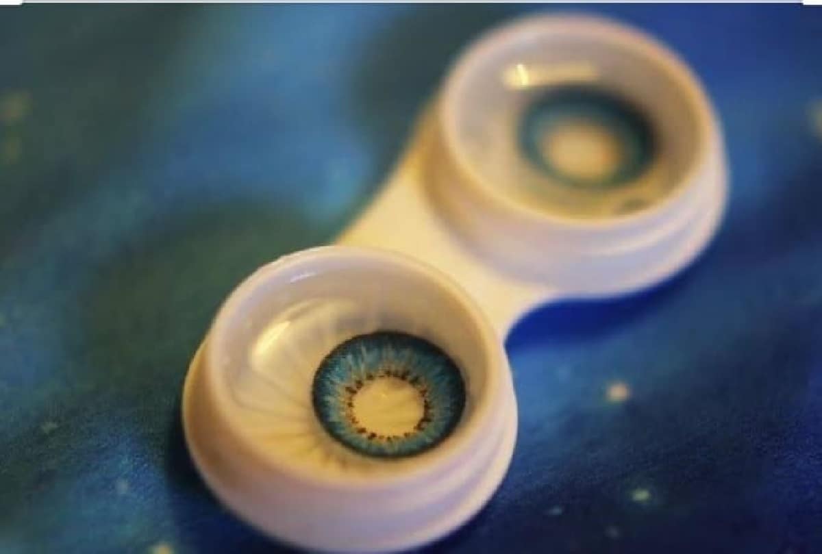 من أكثر الأخطاء شيوعًا عند تنظيف علبة العدسات اللاصقة القيام بذلك من خلال الماء