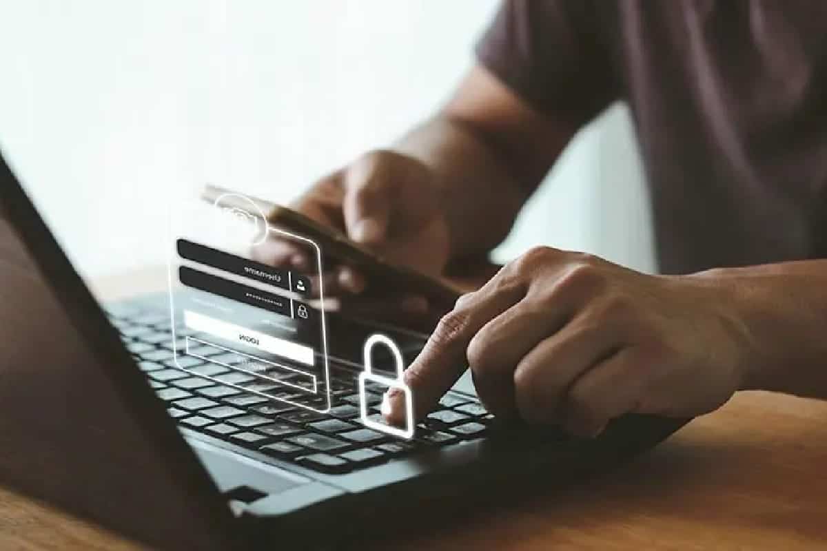 من الضروري أيضًا تغيير جميع كلمات المرور الخاصة بك على حساباتك المصرفية عبر الإنترنت.