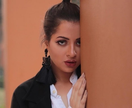 منى فاروق بالحجاب في أطهر بقاع الأرض بعد تبعات أزمة الفيلم الإباحي! (فيديو) منى فاروق في أطهر بقاع الأرض بعد تبعات أزمة الفيلم الإباحي! (فيديو) watanserb.com