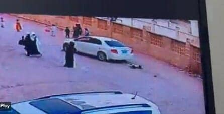 نجاة طفل يمني من الموت بأعجوبة.. دهسته سيارته ولم يُصب بأي أذى (فيديو) دهس طفل في اليمن watanserb.com