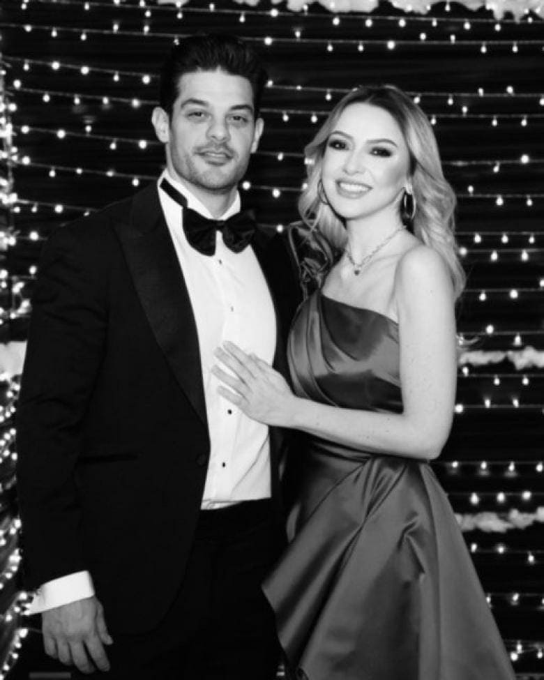 أعلنت هاديسا (36 عاماً) في سبتمبر الماضي، انفصالها بعد 4 أشهر زواج فقط، عن رجل الأعمال الوسيم دينتشارلار (34 عاماً)