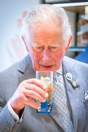 الملك تشارلز يحب تناول كوكتيل "مارتيني" كل ليلة قبل العشاء