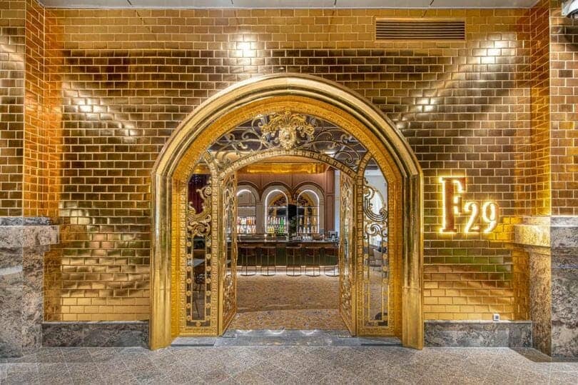 البار في الفندق من الذهب