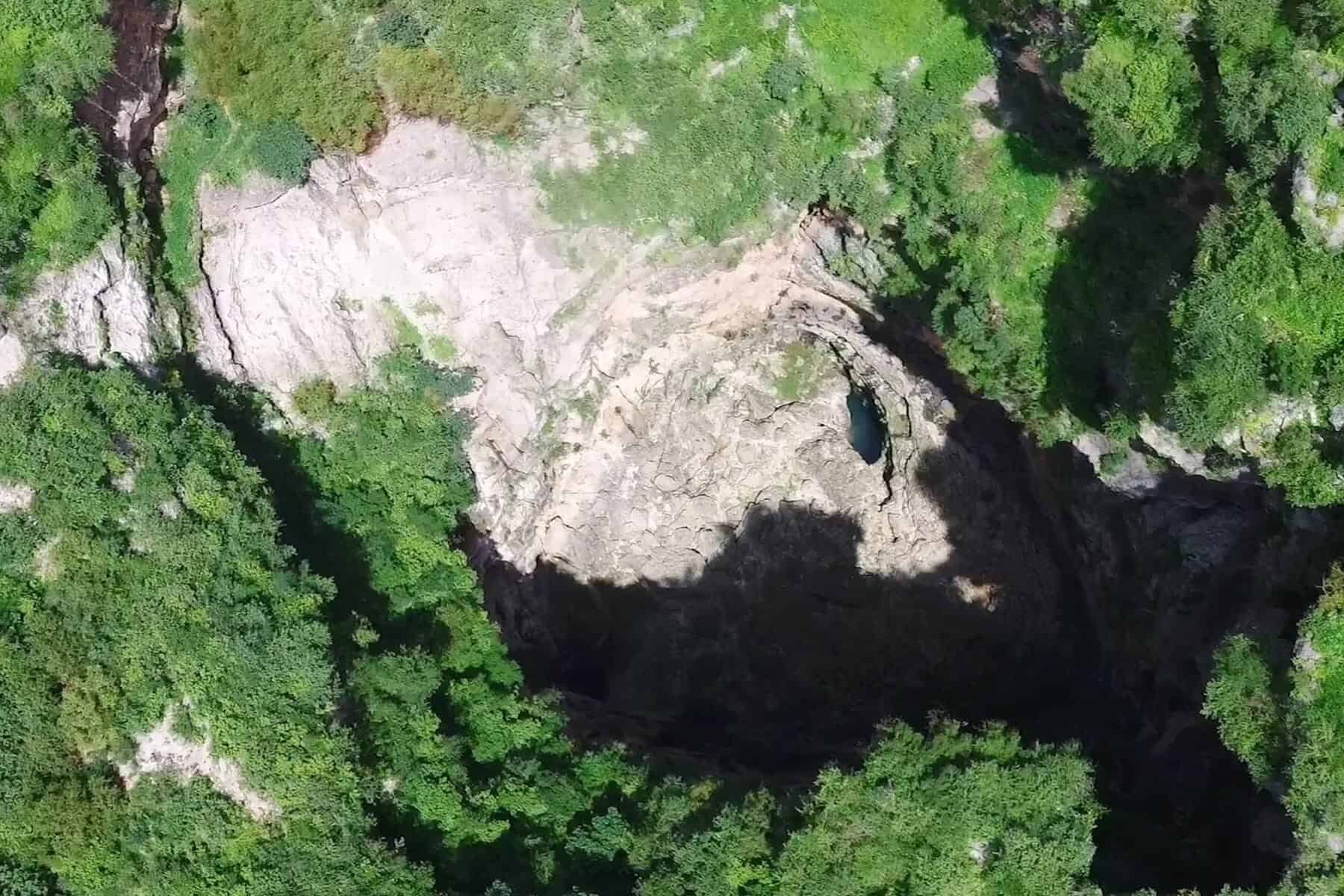 حفرة إذابة عميقة