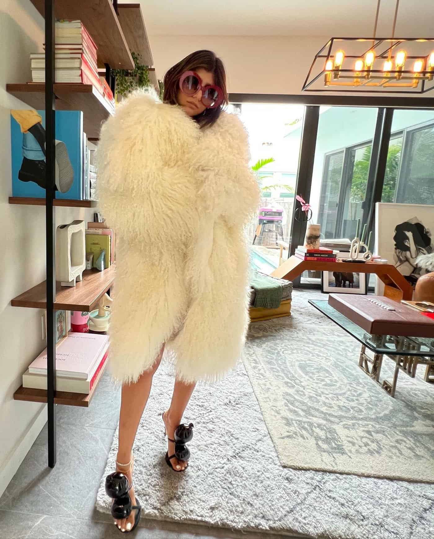 ميا خليفة بدون تعري