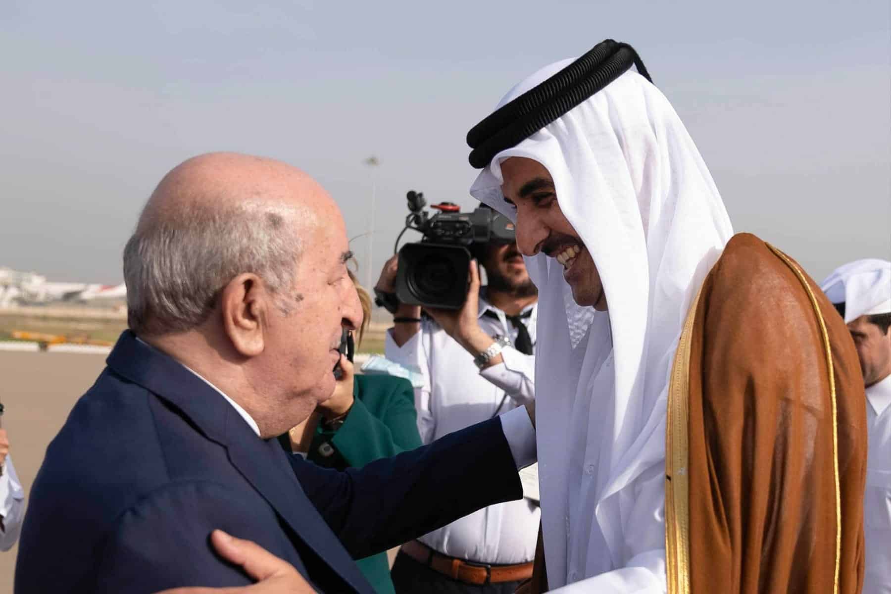 أمير قطر الزعيم الخليجي الوحيد في القمة العربية واستقبال مهيب (فيديو) أمير قطر و عبد المجيد تبون watanserb.com