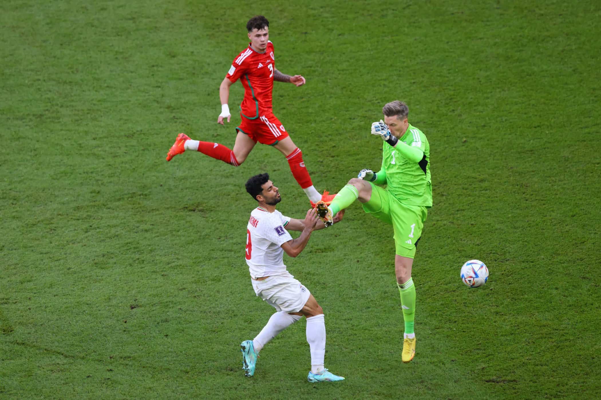 طرد حارس ويلز واين هينيسي watanserb.com