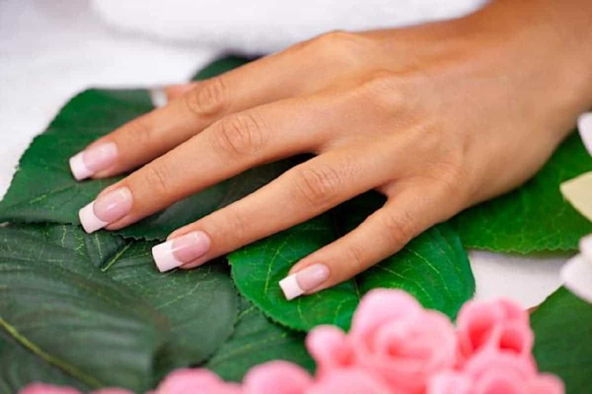 إلى جانب الجمال، من الجيد الاهتمام بنظافة أظافرنا التي يمكن أن تصبح وسيلة لمسببات الأمراض