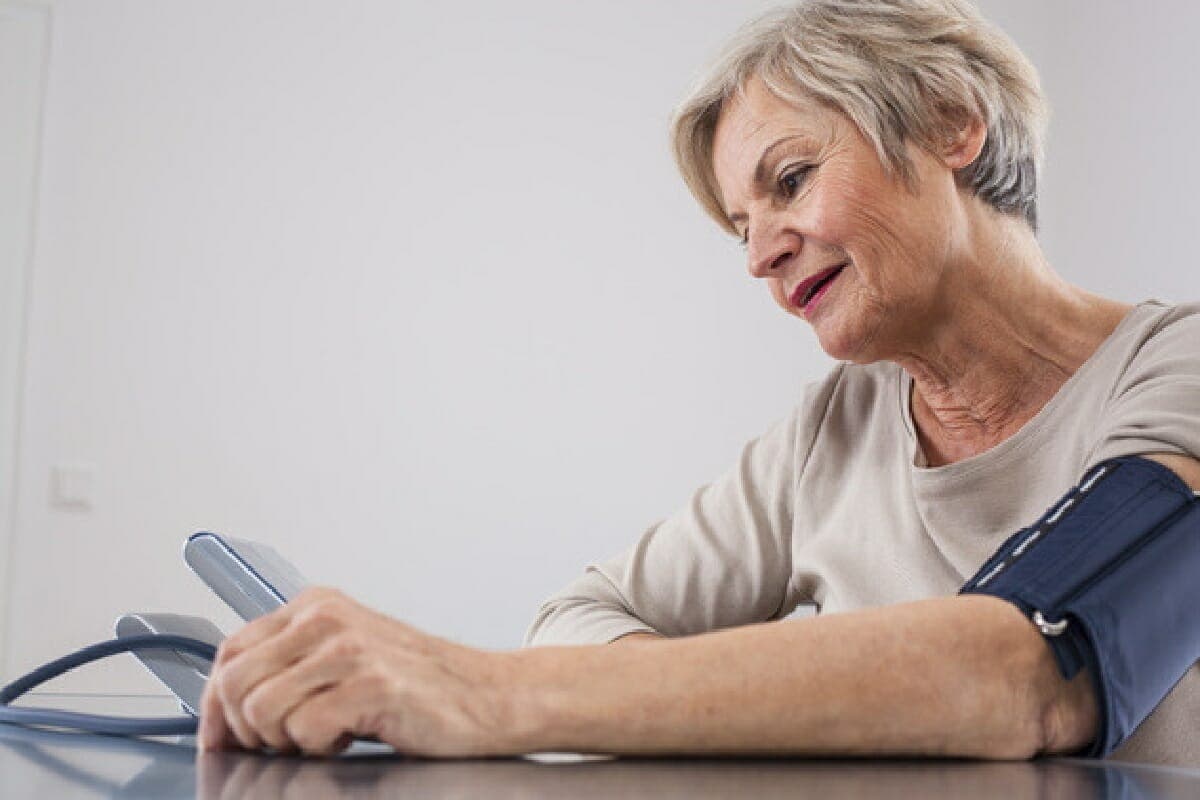 ابتداءً من سن 65، تتأثر النساء بشكل رئيسي بارتفاع ضغط الدم