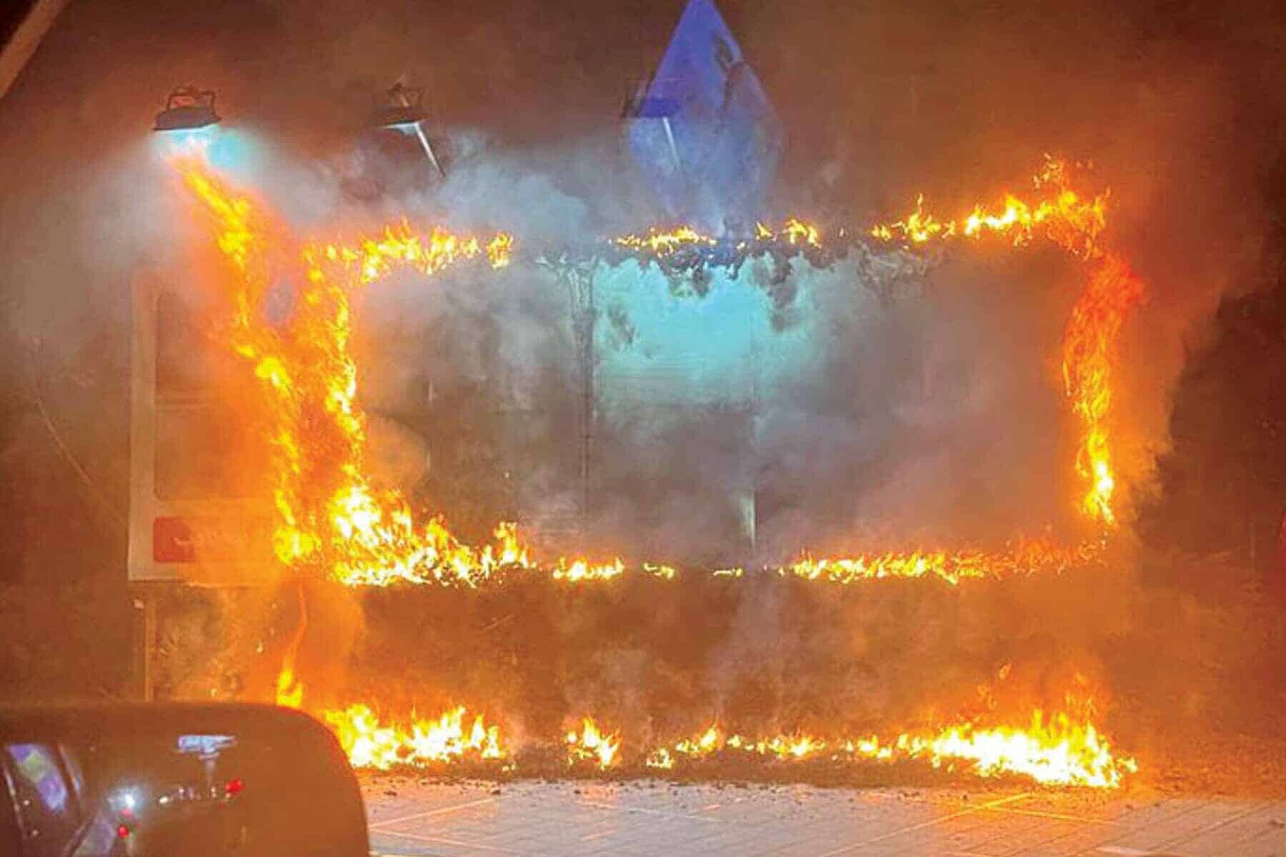 إيران على صفيح ساخن.. محتجون يشعلون النار في منزل الخميني (فيديو) اشعال النار في منزل الخميني watanserb.com