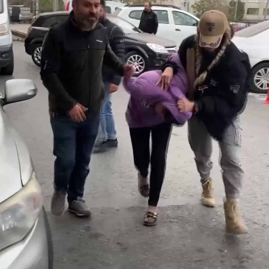 شاهد كيف اعتقلوا المشتبه بها بتنفيذ تفجير تقسيم في اسطنبول وماذا ضبطوا معها watanserb.com