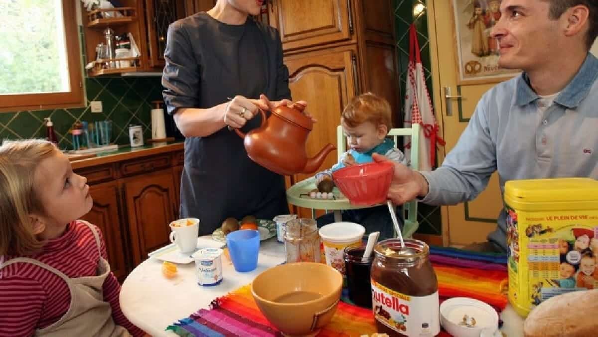 الأمهات يعملن في المنزل لأكثر من 35 ساعة