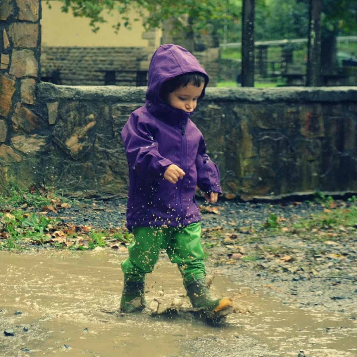 المواد الكيميائية التي تتكون منها هذه الأنسجة معرضة لخطر إطلاقها من المنتجات والانتقال إلى الهواء،