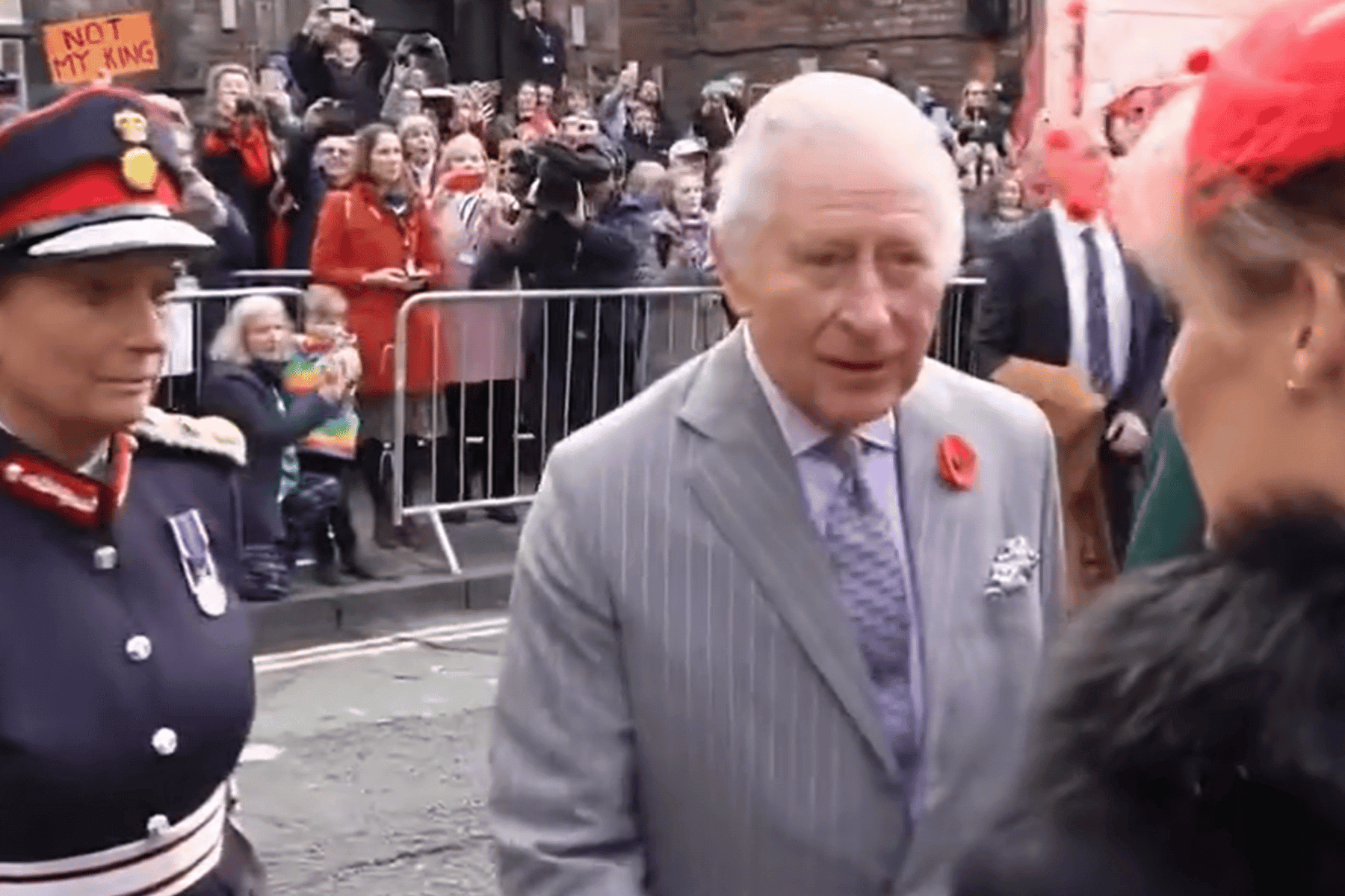 توقيف متظاهر بعد إلقائه البيض على الملك تشارلز الثالث خلال جولة في يورك مظاهر يقذف تشالرز الثالث بالبيض watanserb.com