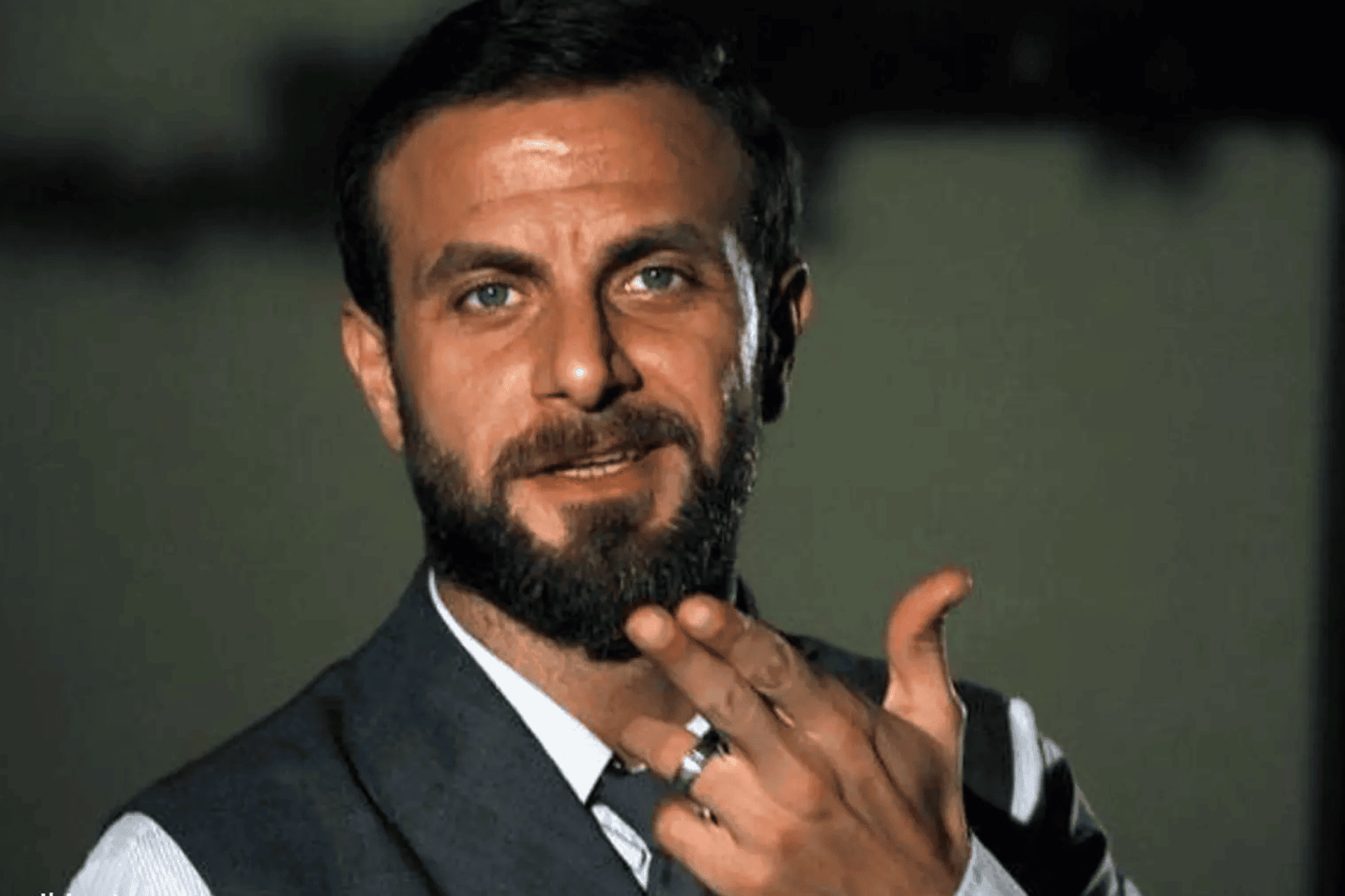 ظهور صادم للفنان السوري يحيى بيازي.. مشلول ويتلعثم بالكلام ويبكي خذلان زملائه له! الفنان السوري يحيى بيازي watanserb.com