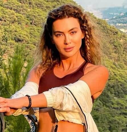 ستيفاني صليبا بحجاب في السعودية وقميص نوم ساتان في دبي! (شاهد) ستيفاني صليبا بحجاب في السعودية وقميص نوم ساتان في دبي! (شاهد) watanserb.com