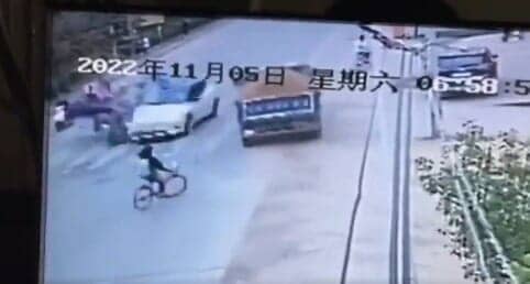 مقتل وإصابة 5 أشخاص.. سيارة “تسلا” تتسارع من تلقاء نفسها وقائدها يفقد السيطرة حادث سير سيارة تسلا watanserb.com