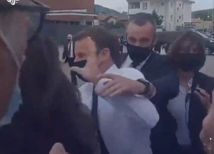 سيدة تباغت ماكرون بصفعة مؤلمة وسط حراسته (فيديو) سيدة تصفع ماكرون watanserb.com