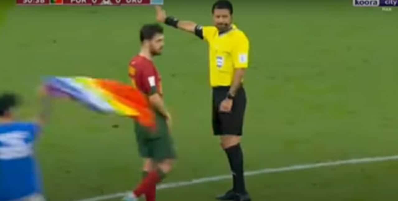 لحظة اقتحام مشجع بعلم المثلية الجنسية ملعب مباراة أوروغواي والبرتغال شخص يرفع علم المثلية الجنسية watanserb.com