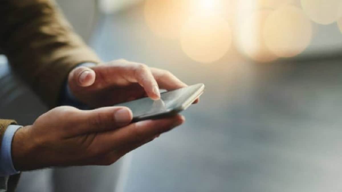 الطريقة التي تمسك بها هاتفك المحمول تكشف عن مستوى ذكائك طريقة حملك للهاتف تكشف معدل ذكائك watanserb.com