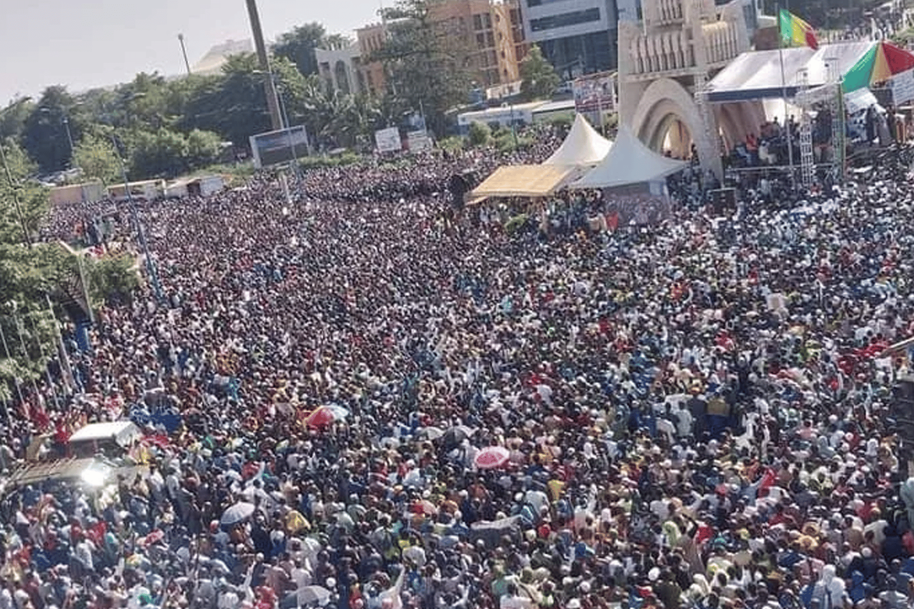 فيديو مؤثر لاحتشاد مليون مسلم في مالي تنديدا بالإساءة للقرآن الكريم مظاهرة في مالي ضد الإساءة للقرآن watanserb.com
