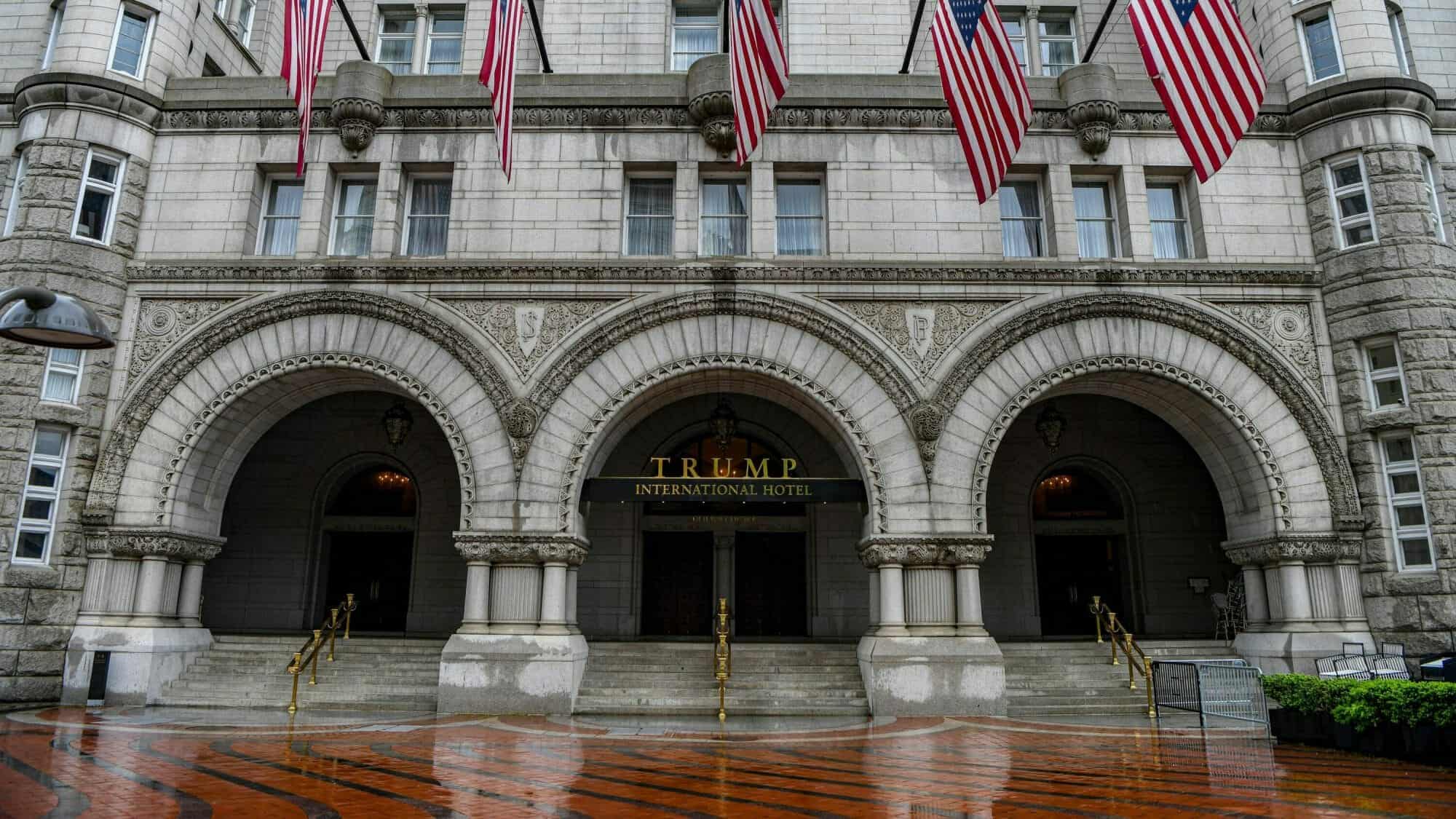 مسؤولون من دول خليجية ينفقون 750 ألف دولار في فندق مملوك لترامب لتعزيز النفوذ إقامات مسؤولين في فندق ترامب watanserb.com