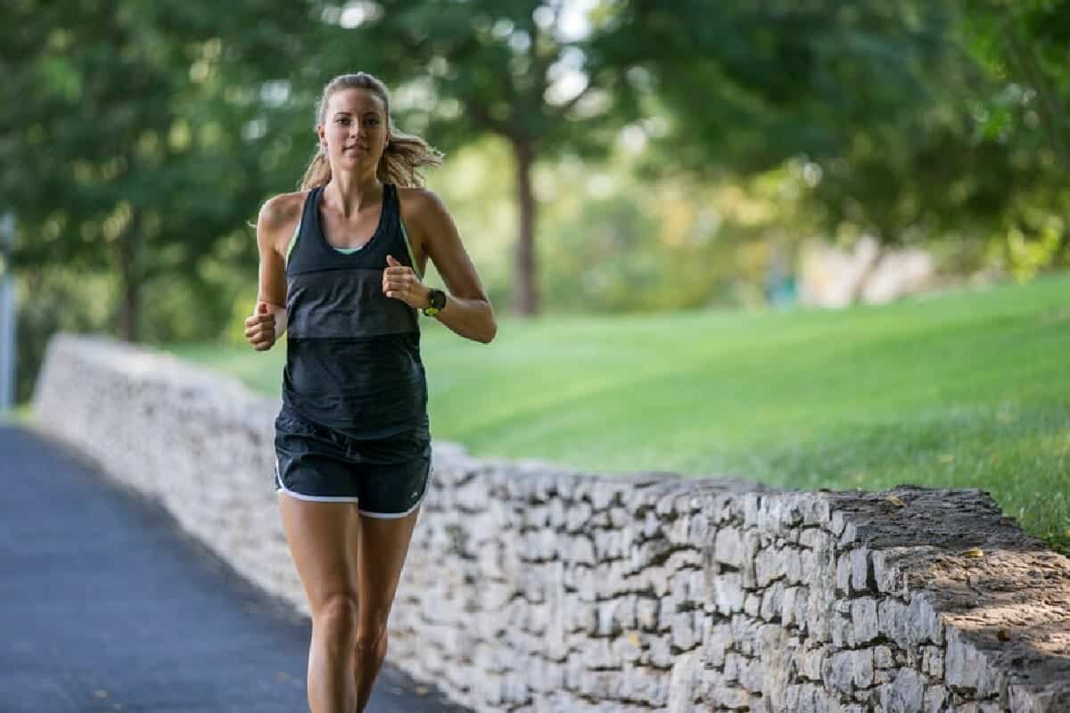 قم بالمشي ثلاث مرات في الأسبوع لمدة 15-20 دقيقة، ثم حاول زيادة الروتين تدريجياً