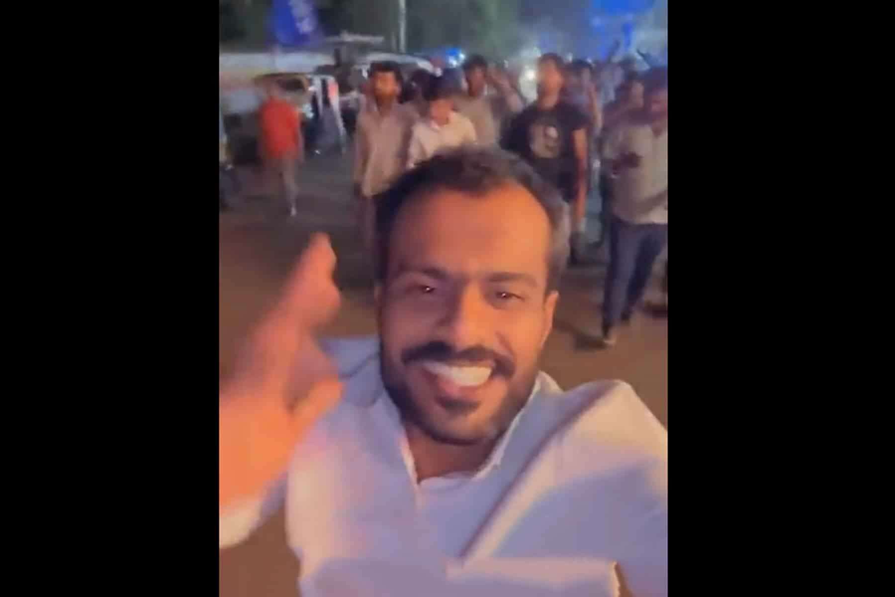 المشهور العُماني مبارك المعشني يشارك في مظاهرة بالهند ويثير تفاعلاً واسعاً(شاهد) مبارك المعشني watanserb.com