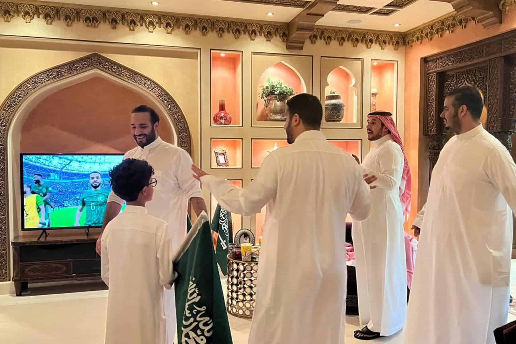 محمد بن سلمان يسجد شكرا لله بعد فوز السعودية على الأرجنتين (شاهد) محمد بن سلمان watanserb.com
