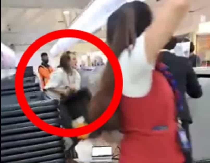 مسافرة تنهال لَكماً على موظفة شركة “طيران الإمارات”! (فيديو) مسافرة تهاجم موظفة شركة طيران الإمارات watanserb.com