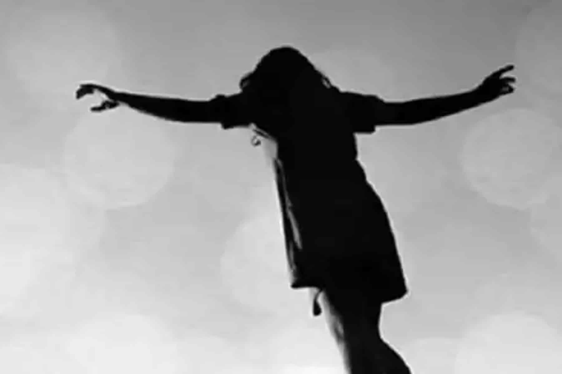 مصرية قفزت من السادس لتنتحر فقتلت شخصا آخر ونجت هي وما حدث لا يصدق! مصرية قفزت من السادس watanserb.com