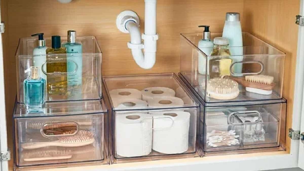 خزانة لتجميع منتجات التنظيف المنزلية