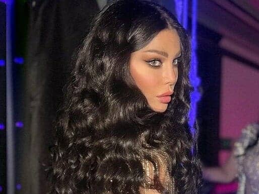 هيفاء وهبي بفستان شفاف ووضعيات مثيرة على “الأريكة” (شاهد) هيفاء وهبي بفستان شفاف ووضعيات مثيرة على "الأريكة" (شاهد) watanserb.com