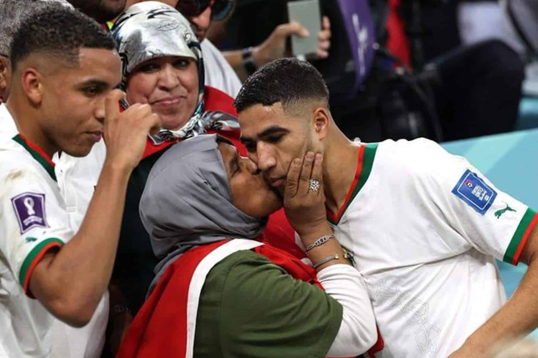 والدة أشرف حكيمي تتلقى التهاني في المدرجات بعد فوز المغرب على بلجيكا في كأس العالم والدة أشرف حكيمي watanserb.com