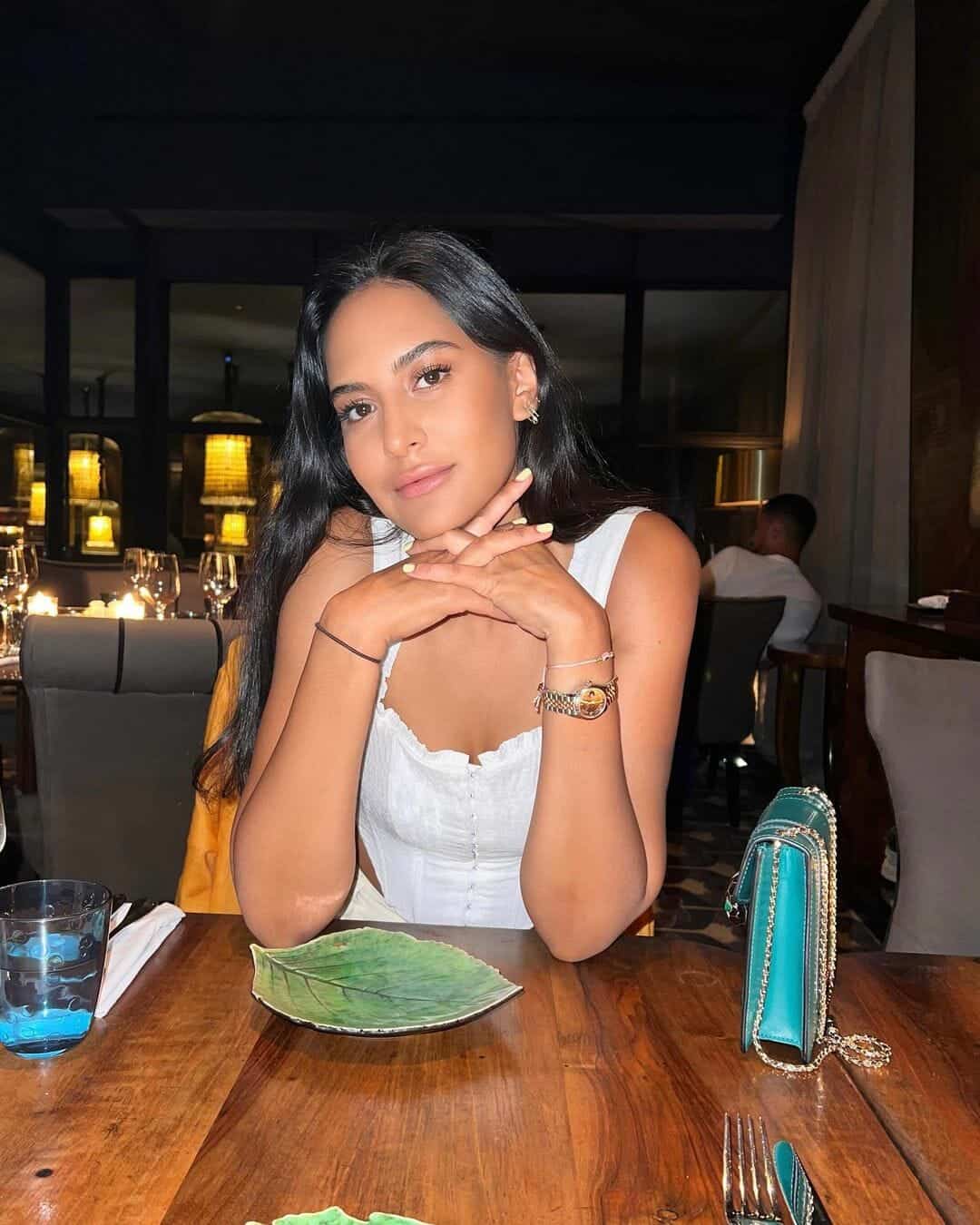 تشارك إيمان متابعيها رحلاتها