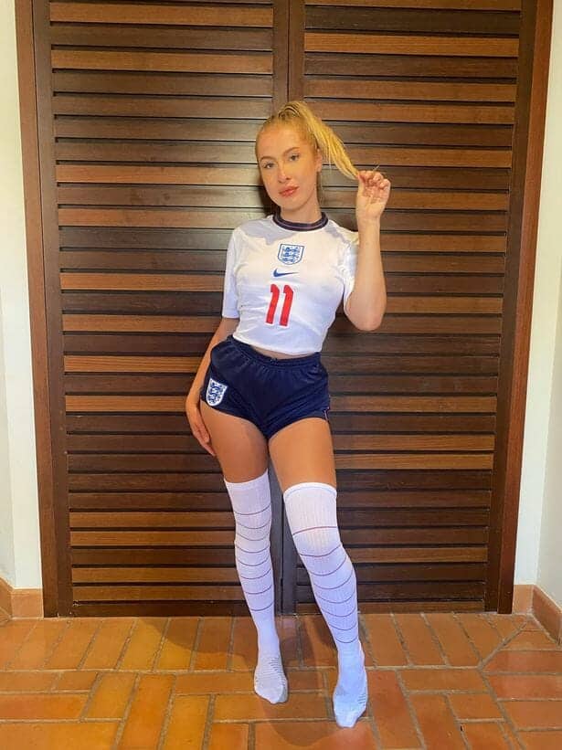 نجمة إباحية