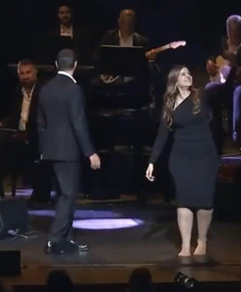 انزعاج كاظم الساهر من المعجبة على المسرح