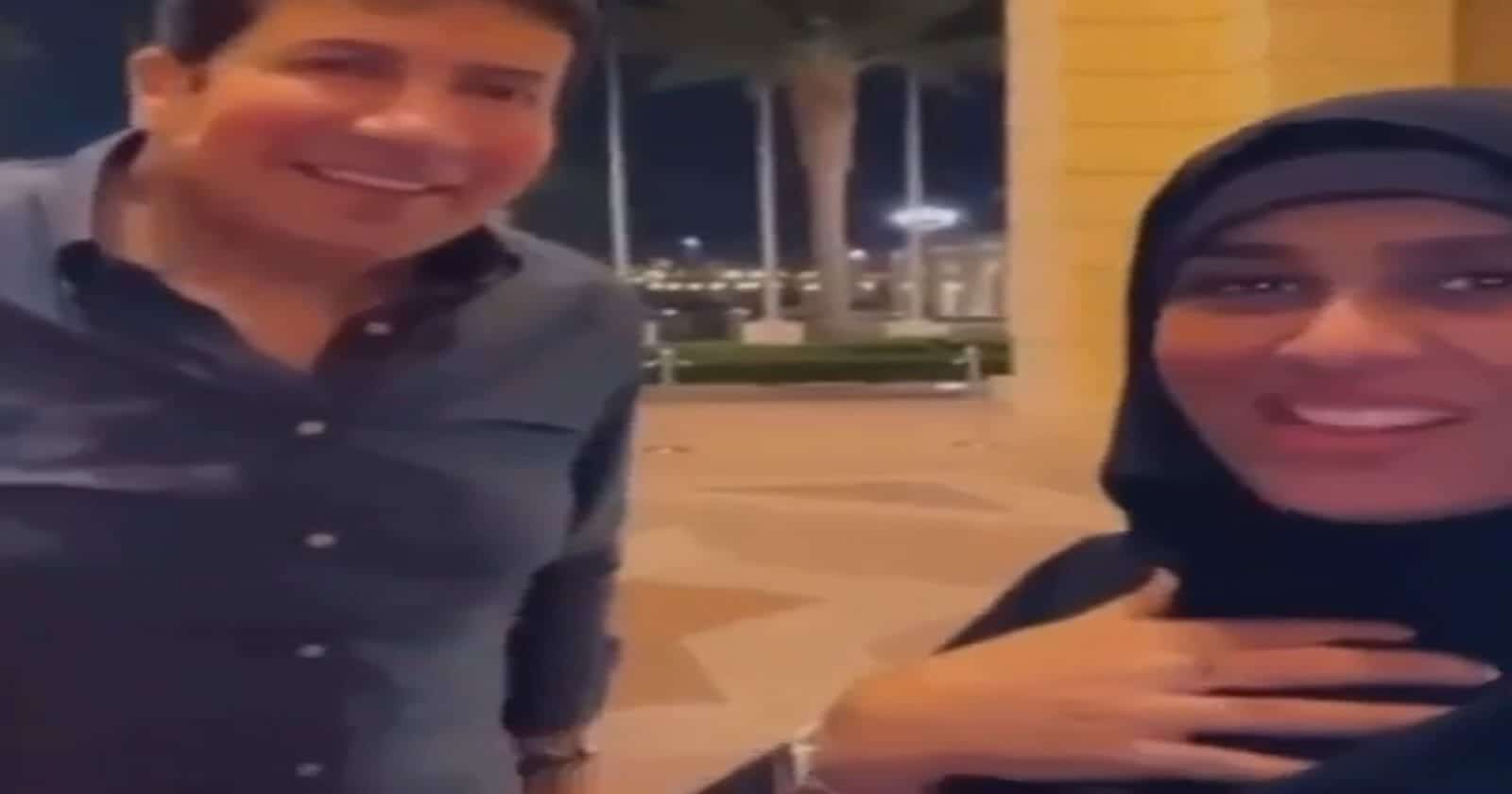 قطرية تصدم الفنان المصري هاني رمزي وتضعه في موقف محرج جداً(شاهد) قطرية مع هاني رمزي watanserb.com