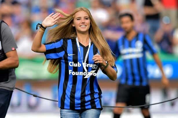 أجمل مشجعة لكرة القدم